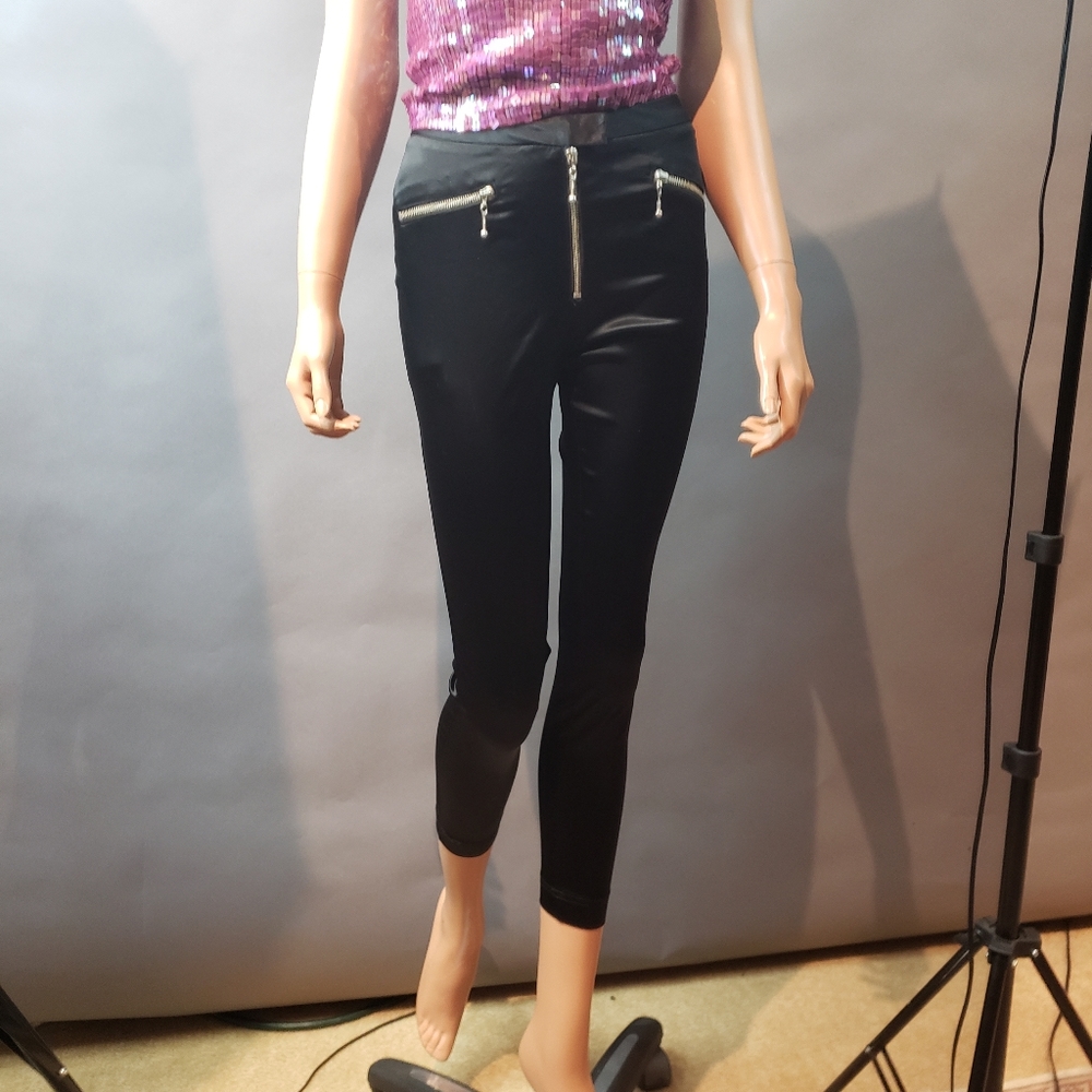 Nouveau capri  xsmall, fits at the natural waist. Exposed front & pocket zipper